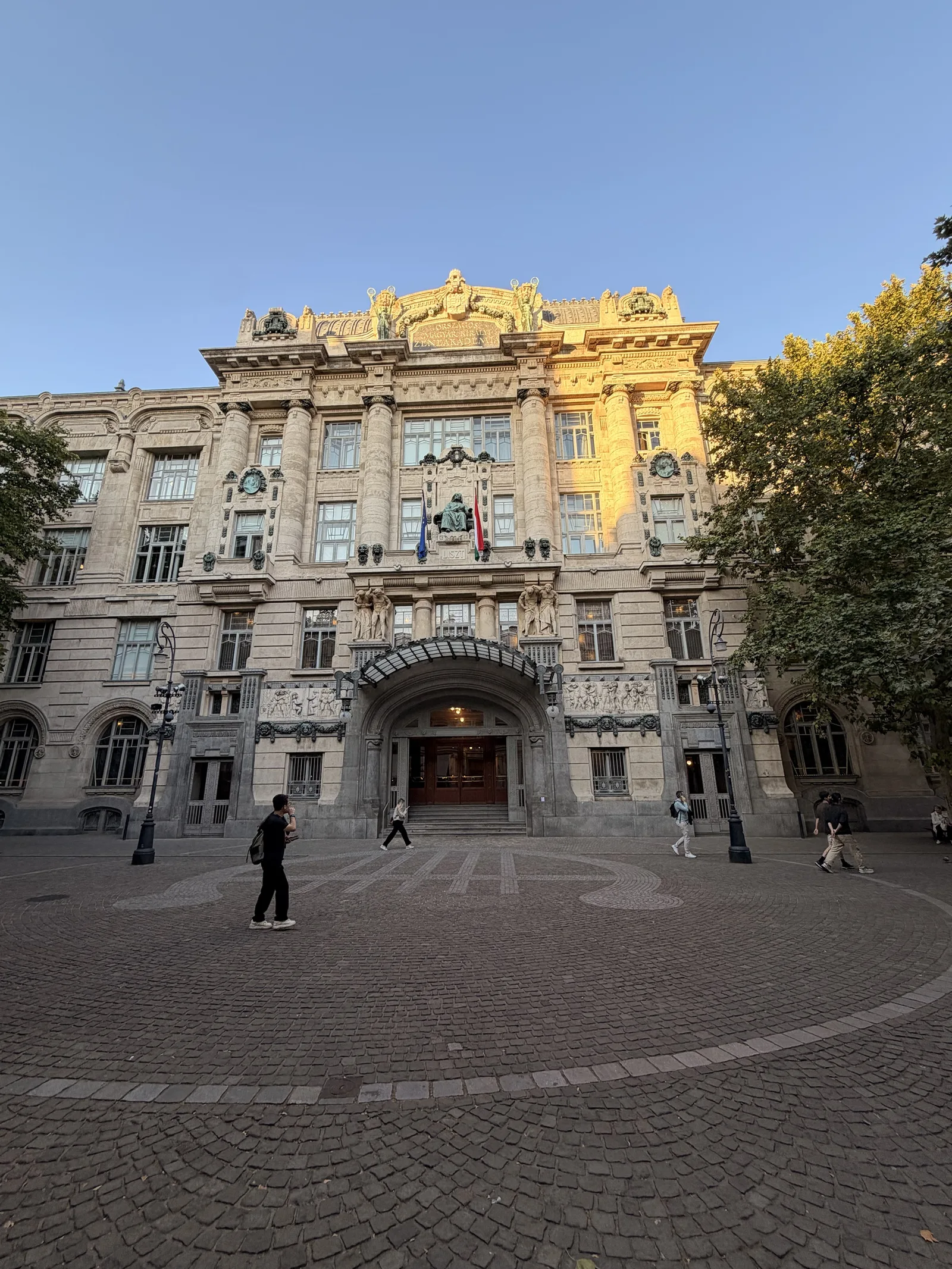 Die Franz-Liszt-Musikakademie in Budapest im Abendlicht